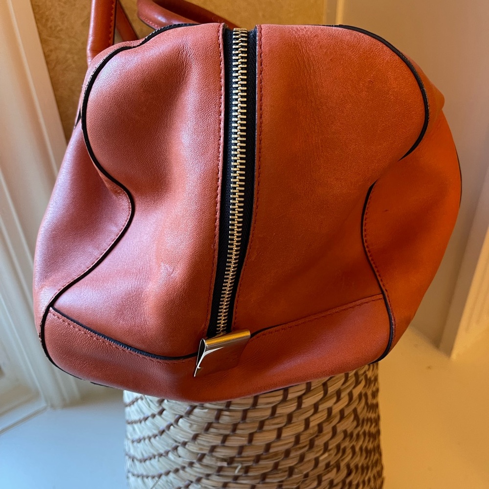 Chloe Leather Madeleine
😍Beautiful doesn't even begin to describe this bag😍 - Picture 9 of 10